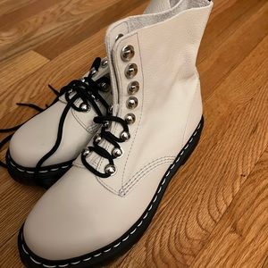 NWT Dr. Martens- 1460 Pascal HDW in bone